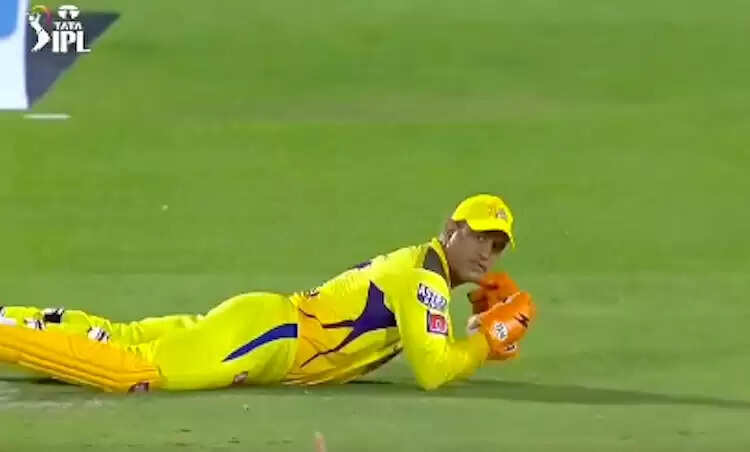 dhoni dive catch