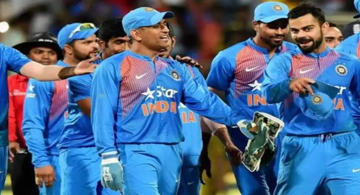 dhoni-with-team-ind