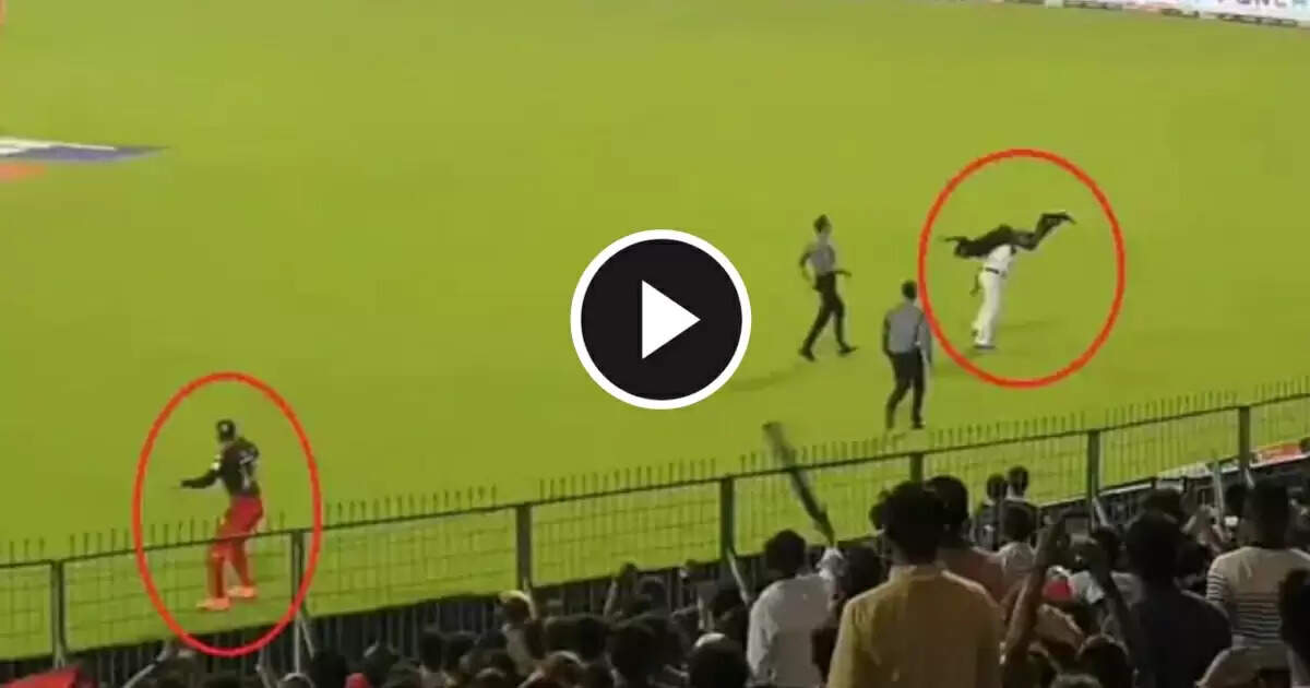 kolkata-policeman-lifted-virat-kohli-fan-on-his-shoulders